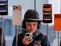 Apple се изкачи на първото място по продажби на смартфони през 2025