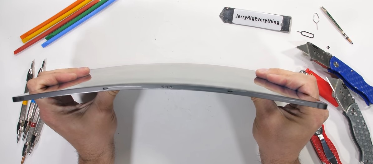 Този таблет остава здрав при опит за огъване с ръце