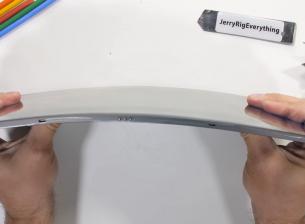 Този таблет остава здрав при опит за огъване с ръце