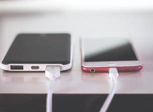 ЕП иска обвързващи правила за общи зарядни устройства преди лятото 