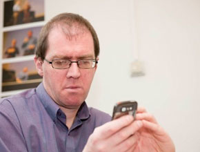 Производителите на телефони мислят за хората с увреждания