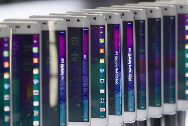 Samsung ще задълбочи партньорството с BlackBerry, но няма да купува компанията