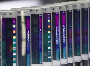 Samsung ще задълбочи партньорството с BlackBerry, но няма да купува компанията