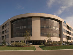 RIM с по-малка печалба за тримесечието, готви съкращения