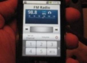 Motorola CLIQ има скрито FM радио
