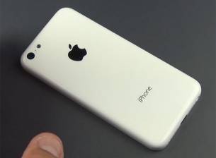 Видео с пластмасовия корпус на бюджетния iPhone