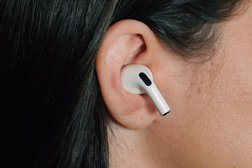 Бъдещите слушалки AirPods може да включват здравни функции