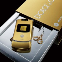 NTT DoCoMo пуска телефон Dolce & Gabbana