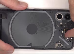 Разглобиха Nothing Phone (1)
