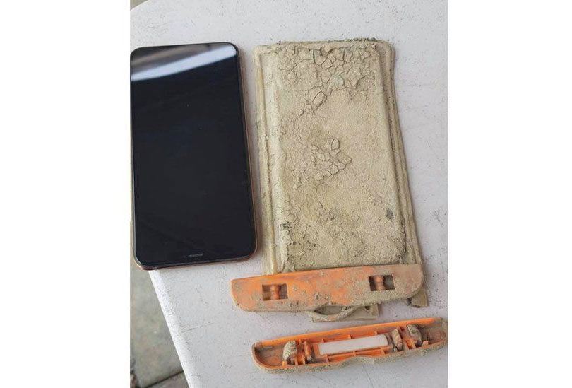 Тайванец си върна изгубен в езеро телефон