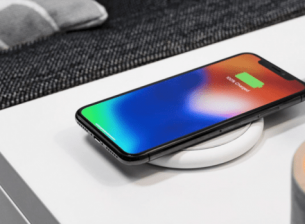 Следващото поколение iPhone ще може да зарежда безжично други устройства