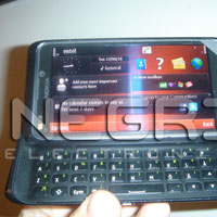 Снимки на вариант на Nokia N8 с QWERTY клавиатура