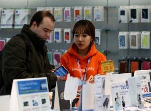 Печалбата на Samsung за тримесечието спадна за първи път от години