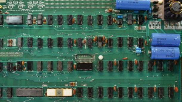 Работещ екземпляр от първия компютър на Apple се продаде за 375 000 долара