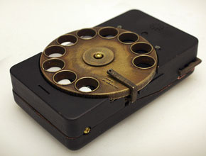 Смартфон комбинира механични и цифрови технологии