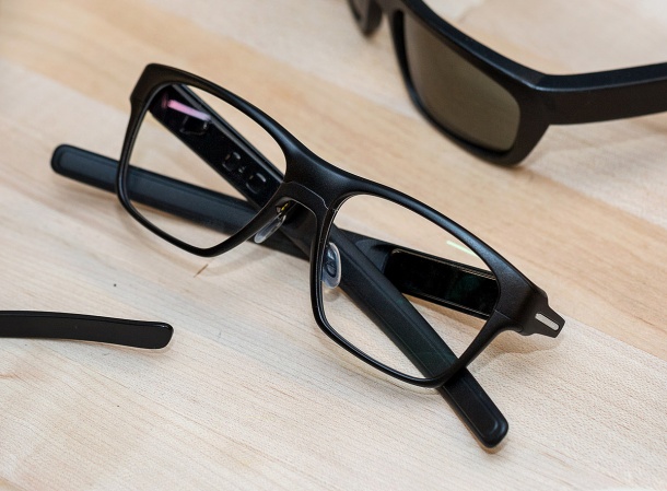 Intel разработва нови умни очила