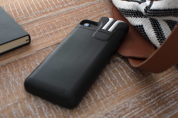 Този калъф за iPhone може да зарежда и слушалките AirPods