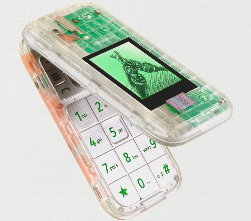 Boring Phone е ретро сгъваем телефон с уникален дизайн