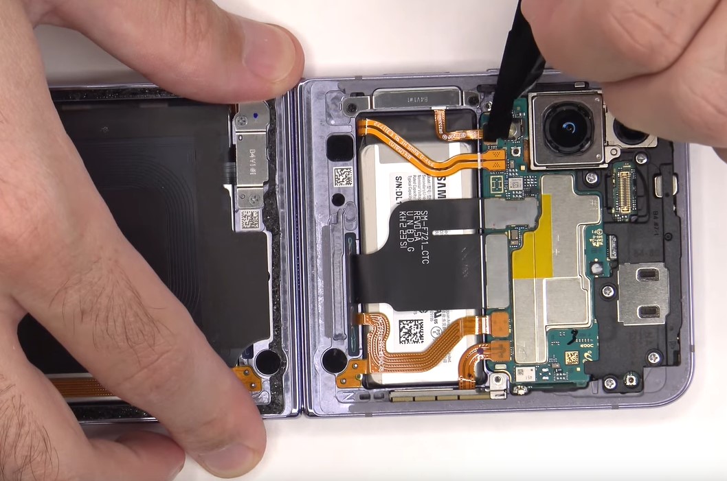 Видео показва Samsung Galaxy Z Flip4 отвътре