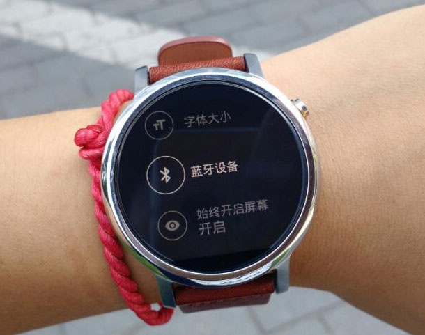 Снимки показват двата размера на новата версия на Moto 360