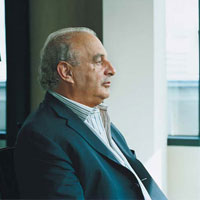 Един от най-богатите англичани използва 9-годишен телефон