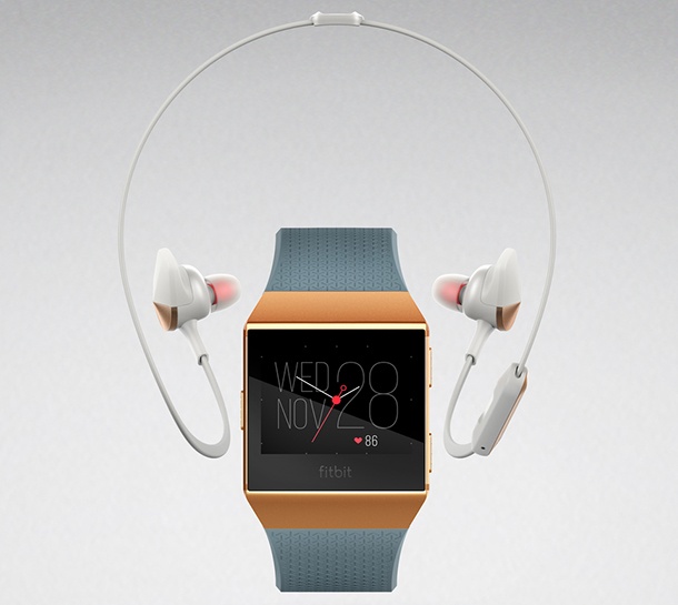 Fitbit започва да прави и слушалки