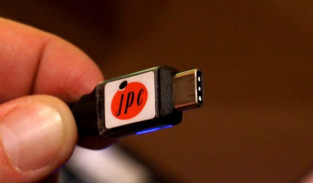 Симетричният USB конектор също беше показан на CES 2015