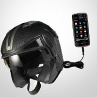 Каска със слънчеви панели за зареждане на преносими устройства