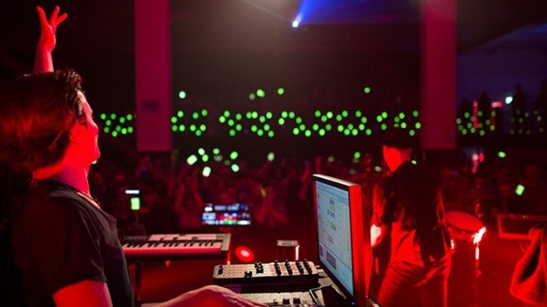 Музиканти направиха концерт със смартфони