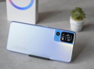 РЕВЮ: TCL 40 SE е достъпен и с голям екран