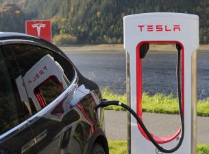Зарядните станции на Tesla в България стават платени