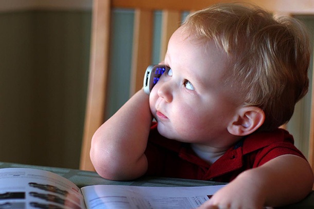 Англия стартира мащабно изследване на влиянието на мобилните телефони върху детския мозък