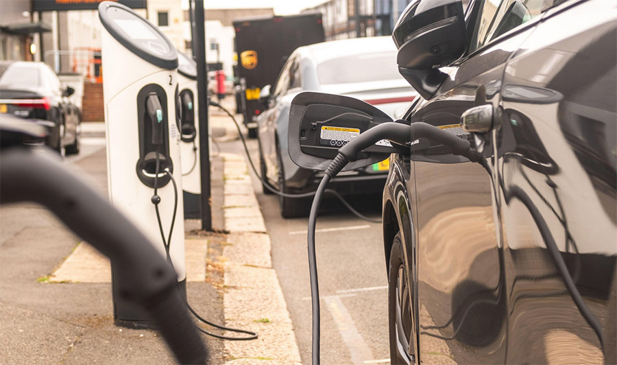 Проучване: Plug-in хибридите харчат три пъти повече гориво от обявеното