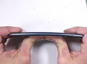Въпреки стъклените панели Samsung Galaxy S8 се оказва доста издръжлив