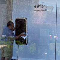 Apple уволнява 800 души