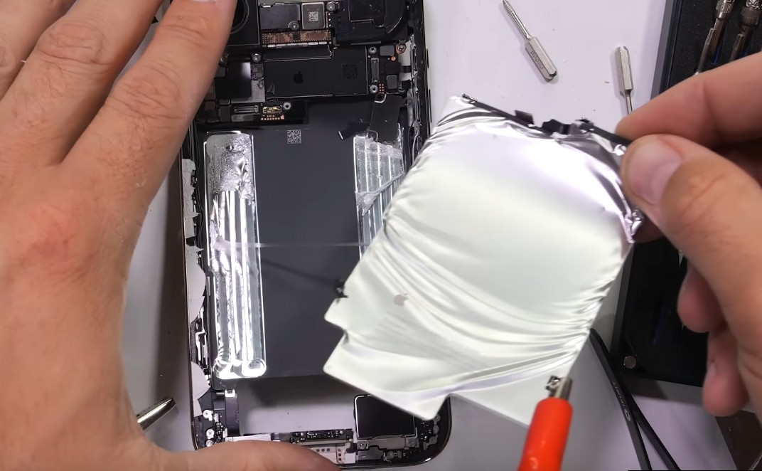 Ето как изглежда iPhone Air отвътре