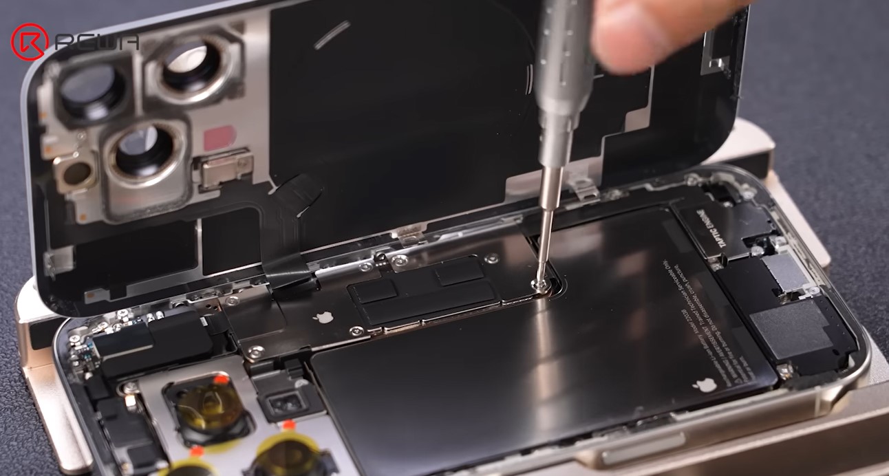 Видео показва разглобяване на iPhone 16 Pro