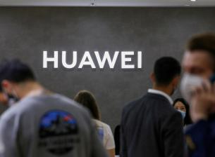 Huawei оспорва в съда решение на FCC срещу нея