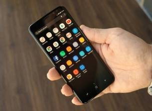 Samsung работи по компактен смартфон с Infinity Display