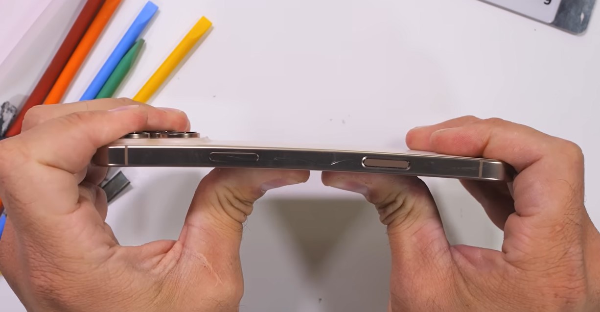 Ето как се справя iPhone 16 Pro Max с тестовете на JerryRigEverything