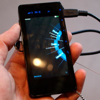 Emblaze спира работата по телефона First Else