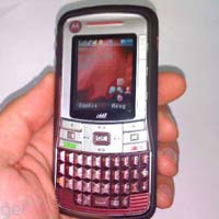 Първият iDEN телефон на Motorola с QWERTY клавиатура
