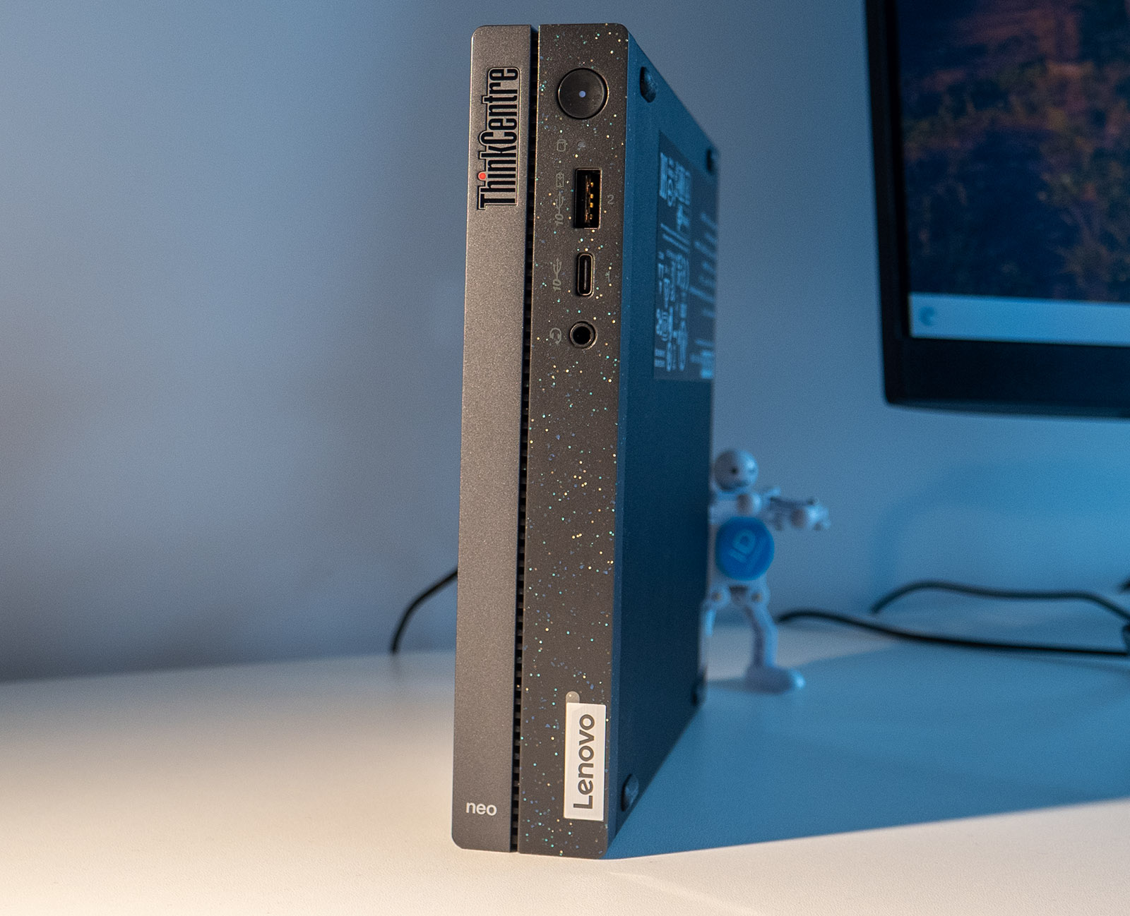 РЕВЮ: Lenovo ThinkCentre neo 50q Gen 4 е компютър, който пасва навсякъде