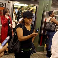 Мобилни телефони в метрото на Ню Йорк