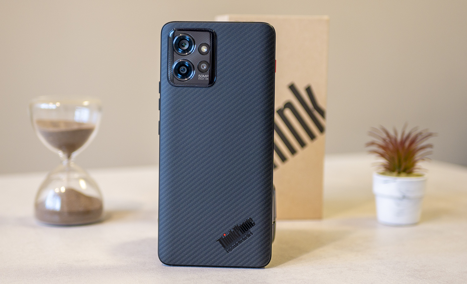 Догодина ни очаква по-компактен ThinkPhone