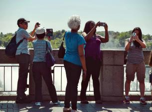 Apple изравнява Samsung като водещ производител на смартфони през 2025