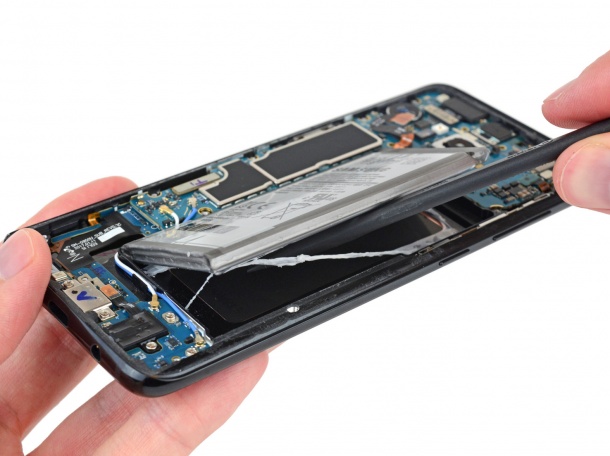 iFixit показва какво има под извитото стъкло на Samsung Galaxy S8 и S8+