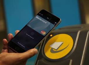 Младите картодържатели в България искат да плащат през телефона си