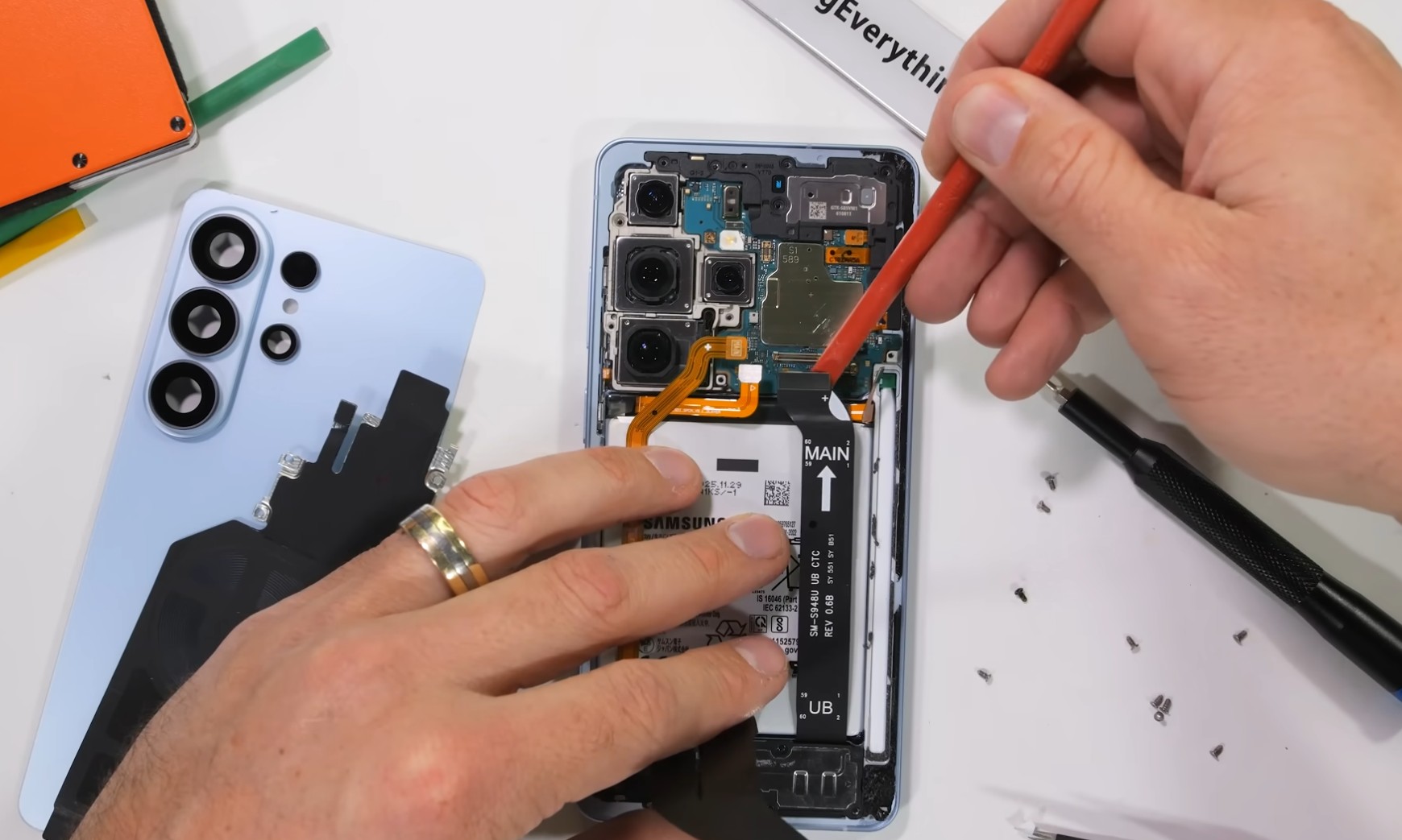 Разглобиха Galaxy S26 Ultra – вижте какво има в новия флагман