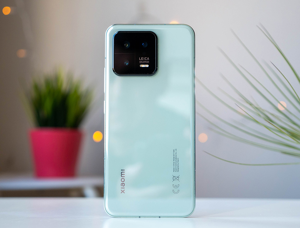 РЕВЮ: Xiaomi 13 е компактен шампион